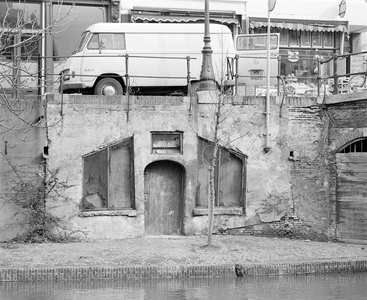 880469 Gezicht op de verwaarloosde werfkelder onder het pand Oudegracht 338 te Utrecht, bij de Geertebrug.